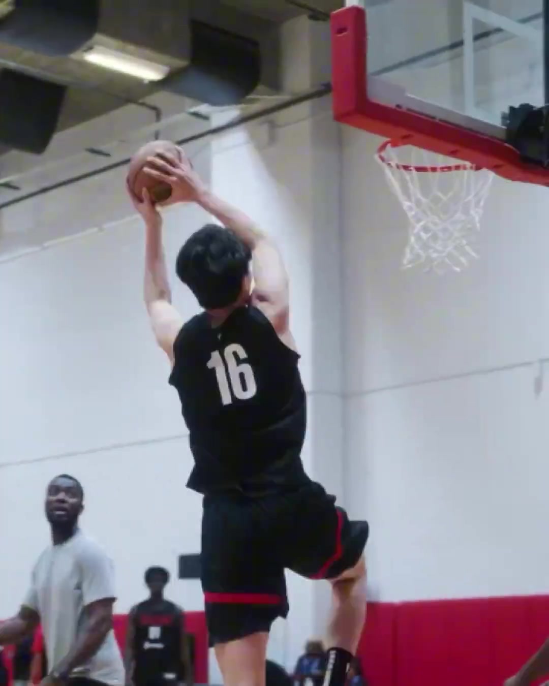 发现半岛体育-明天迎来第三场！开拓者队内训练：杨瀚森上演各种空接暴扣