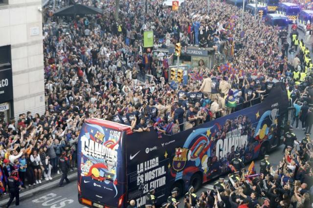 发现半岛体育-巴萨巡游庆祝夺冠：数万人狂欢，梅西名字又成歌词