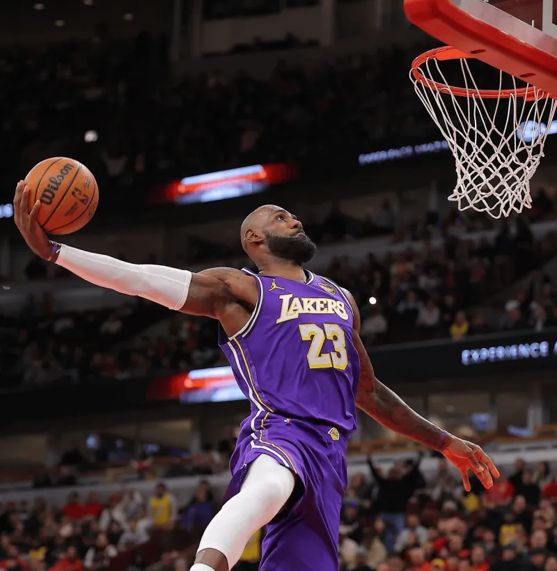 发现半岛体育-状态不错！詹姆斯上半场砍下20分，创本赛季上半场得分新高