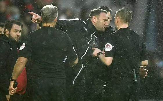 发现半岛体育-更好保护赛场上的判官？英足总计划给裁判配摄像头