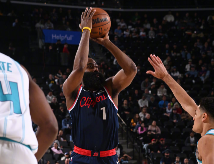 哈登轰32分10助迎里程碑，快船三连胜！小卡35分，一战有三个收获